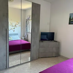 https://monolocale-rosy.it-romehotels.com